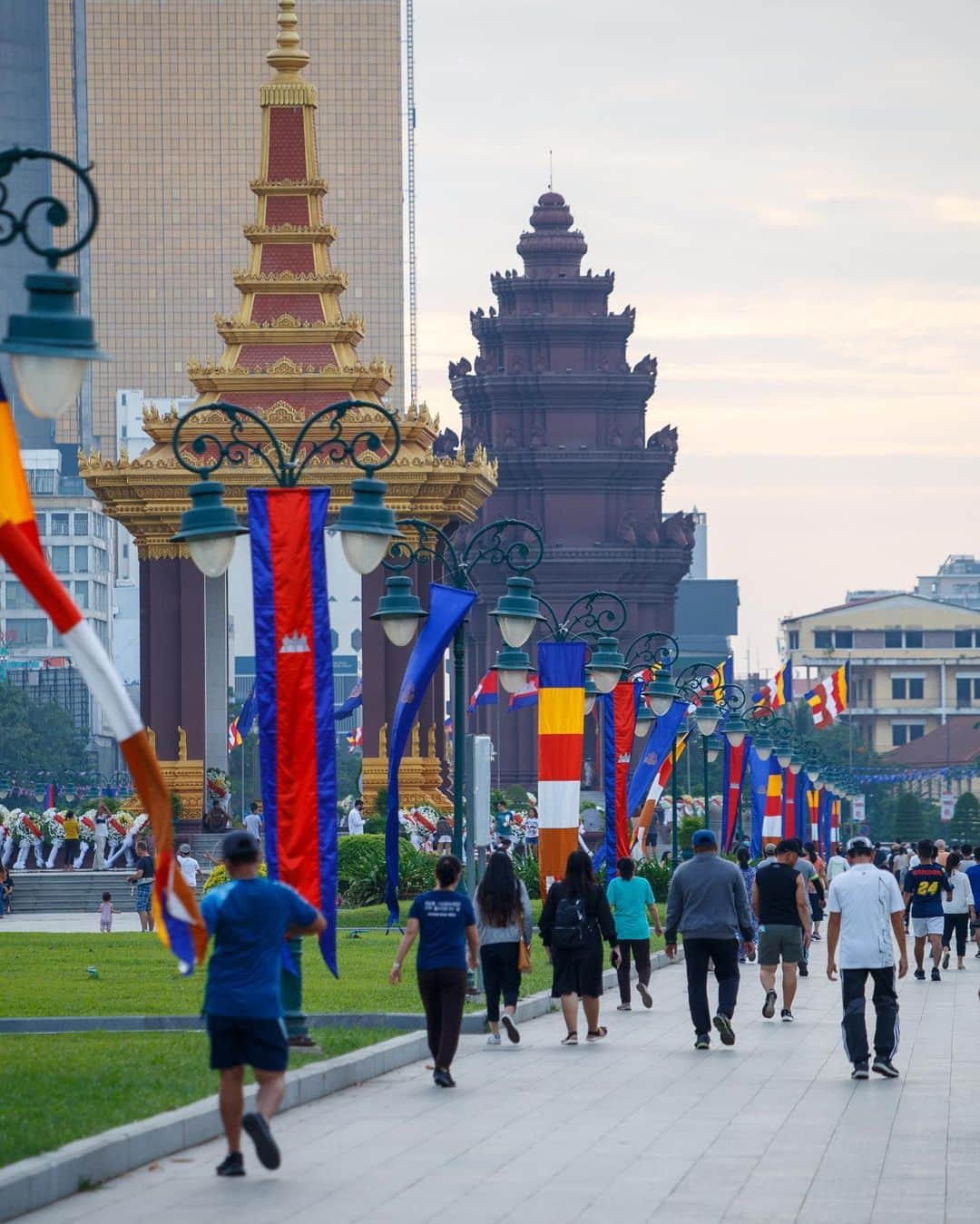Shunsuke Miyatakeのインスタグラム：「People enjoying evening walking, Phnom Penh, Cambodia」