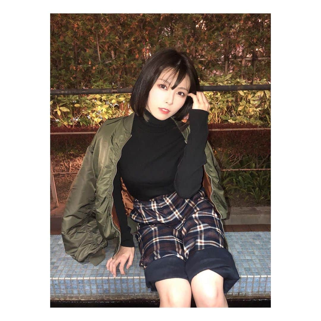 森脇加奈子のインスタグラム：「💇🏻‍♀️  前髪作ったよの巻  外で足湯してるのでズボン捲りまくってます 風が強くてせっかく切った前髪がとっ散らかり写真に苦戦しました  #前髪　#おかえり」