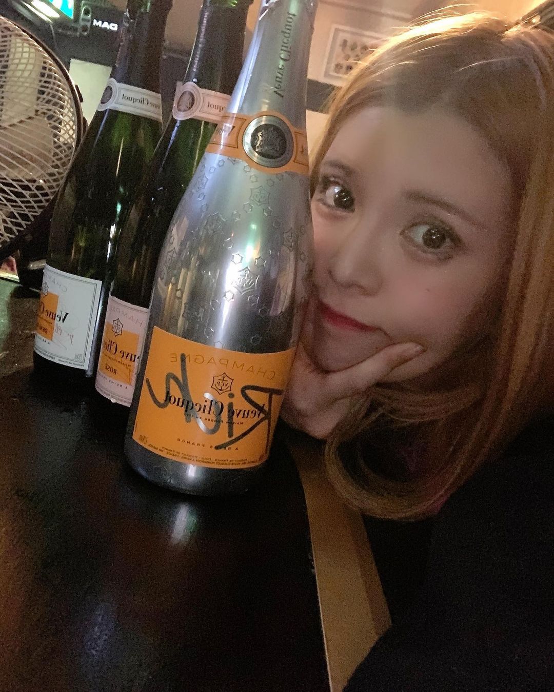 坂口杏里のインスタグラム：「高級シャンパン🍾おいしかったー🎉  本日も楽しみ盛り上げます⭐️👋  09054307175  ↑何かあればこちらまで！ Bar Cachette (カシェット) 東京都新宿区歌舞伎町2-11-7 メトロビル4階 営業時間 1:00～7:00  お待ちしてますん💕 男性１時間3000円 女性１時間1500円 （飲み放題） Bar Cachette(カシェット)」