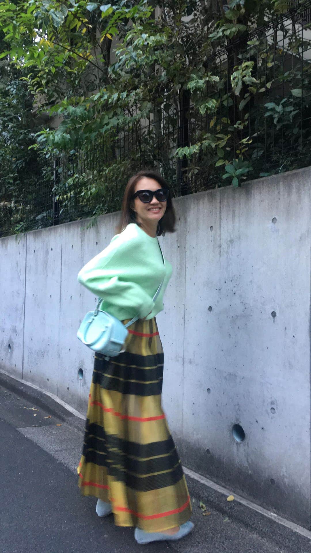 増山敬子のインスタグラム：「やっぱりパステルカラーが 最近気になっちゃうんだ💗 #mamacoordinate #ニット#GU @gu_global  #ロングスカート #ドゥロワー #バック#デルヴォー #クールボックスミニ #ハンギシ#マノロブラニク  #おちびーぬ #155cmコーデ  #パステルカラー #fvecフリマ」