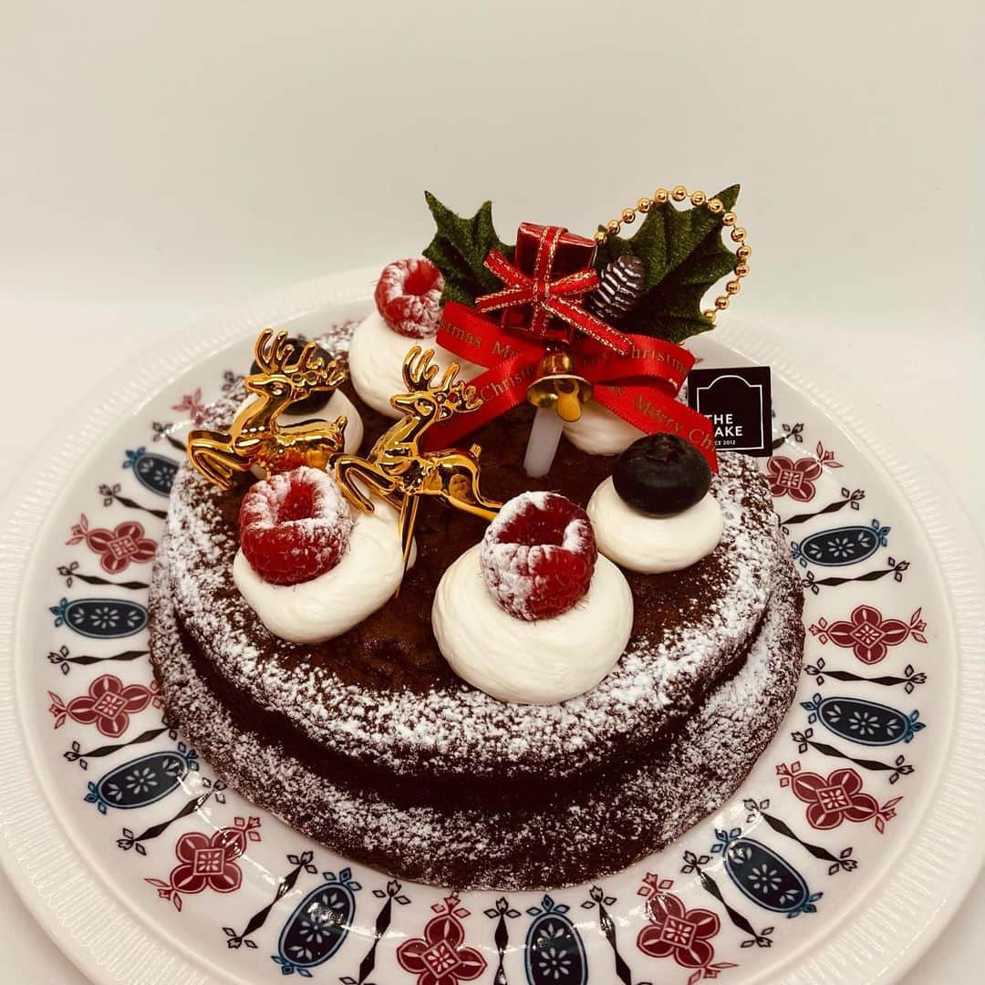 The Bakeさんのインスタグラム写真 - (The BakeInstagram)「《Christmas Cake 2020》  ご予約はお電話かご来店で承っております🎄  色んなところで買えるクリスマスケーキですが ベイクが自信をもって言えるのはどこよりもフレッシュなクリスマスケーキ！！！ 美味しいと思います♡ 小さいお店なのでストック場所が少なくこの時期のケーキ屋さん あるあるの作り貯めというのが出来ません😂 昨年も当日の早朝焼いたりしてました🤣🤣🤣 （今年はそれは防ぎたい…）  23日水曜日も営業します！  #christmas #christmascake #クリスマス #クリスマスケーキ予約 #クリスマスケーキ #thebake #shibuya #tokyo」11月15日 22時34分 - the_bake1121