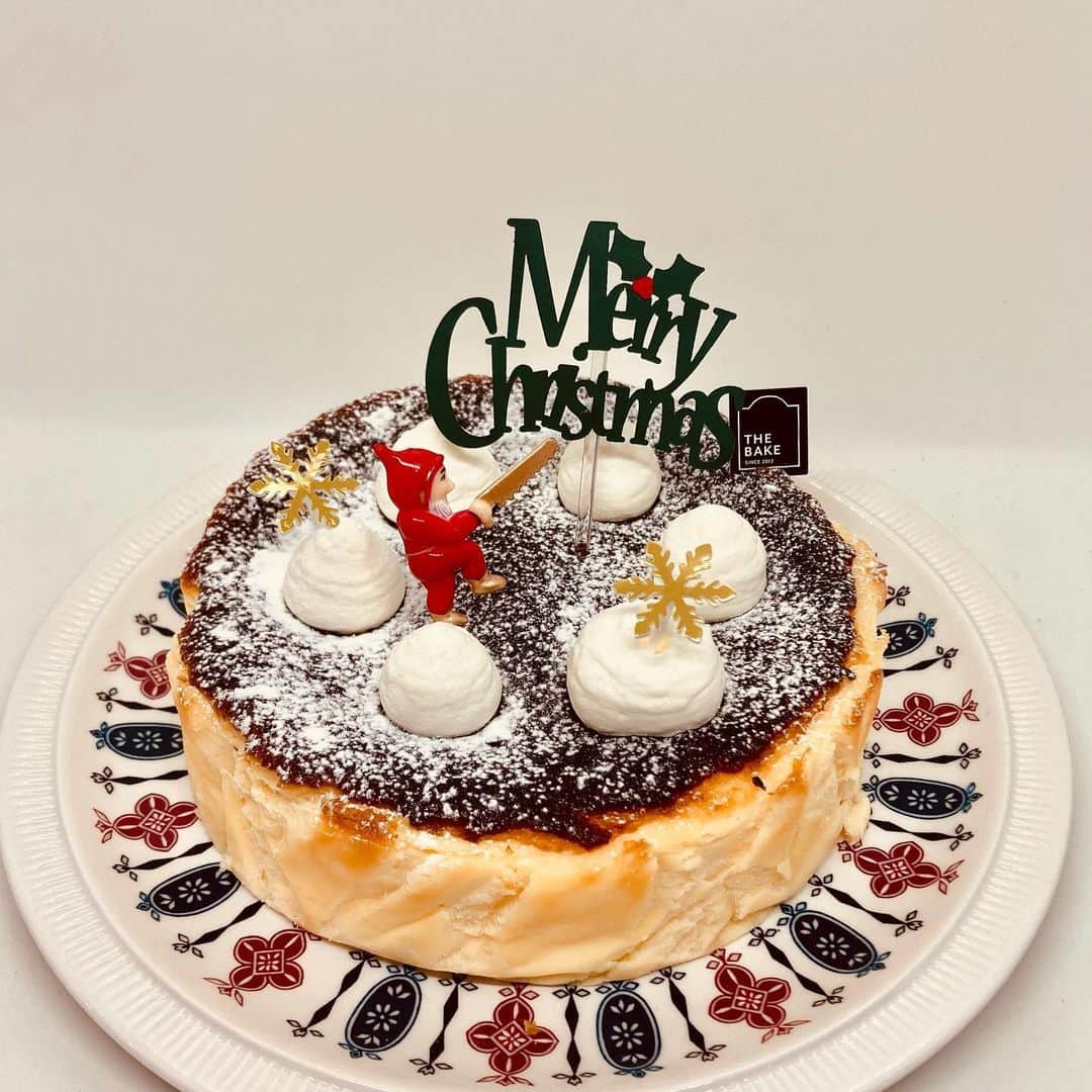 The Bakeさんのインスタグラム写真 - (The BakeInstagram)「《Christmas Cake 2020》  ご予約はお電話かご来店で承っております🎄  色んなところで買えるクリスマスケーキですが ベイクが自信をもって言えるのはどこよりもフレッシュなクリスマスケーキ！！！ 美味しいと思います♡ 小さいお店なのでストック場所が少なくこの時期のケーキ屋さん あるあるの作り貯めというのが出来ません😂 昨年も当日の早朝焼いたりしてました🤣🤣🤣 （今年はそれは防ぎたい…）  23日水曜日も営業します！  #christmas #christmascake #クリスマス #クリスマスケーキ予約 #クリスマスケーキ #thebake #shibuya #tokyo」11月15日 22時34分 - the_bake1121