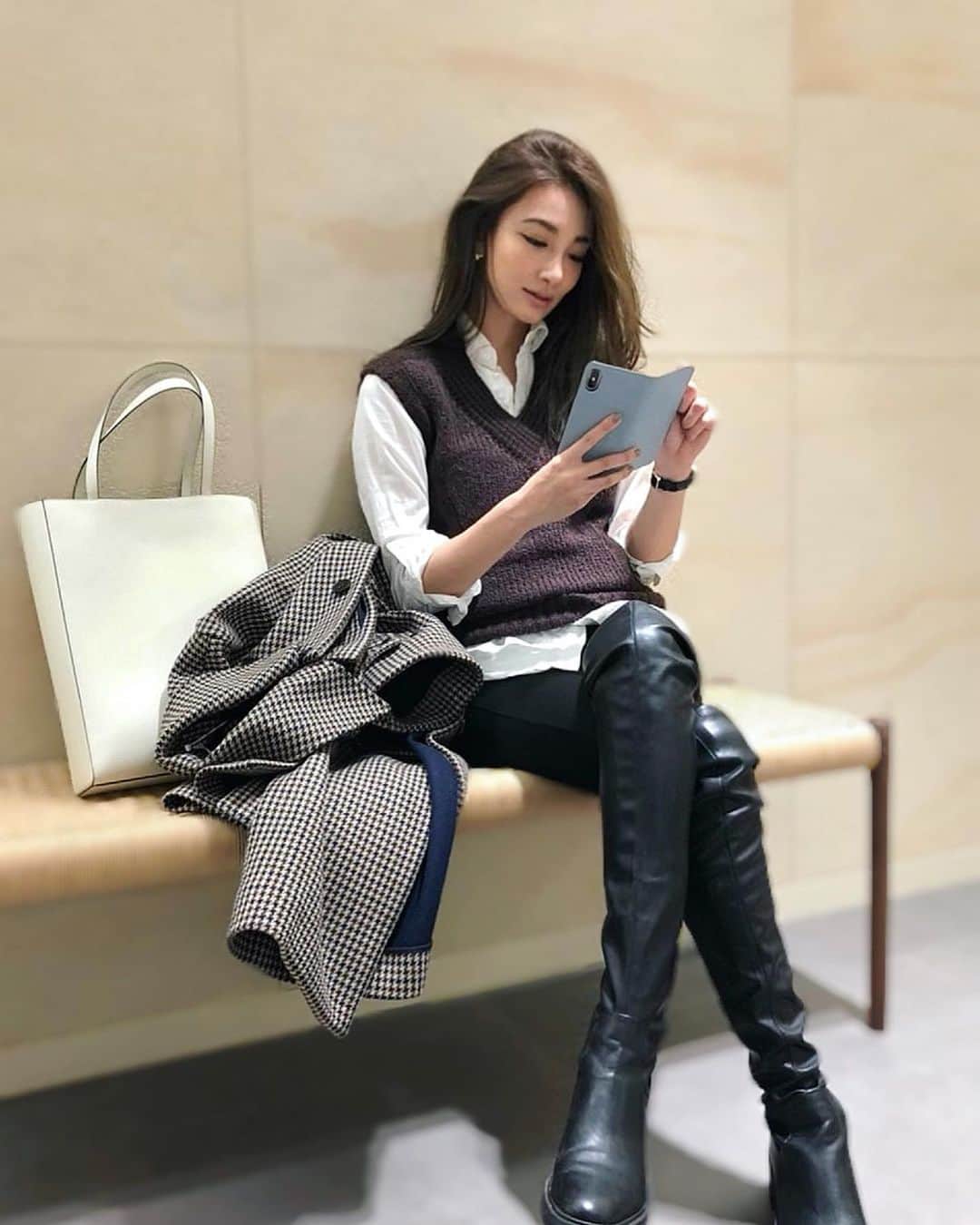 里海のインスタグラム：「だいぶ寒くなってきましたね！  普段着はモノトーンでシンプルなものが多いので、  @bonaventura.official のシンプルなホワイトのバッグを選んでみました🥺 スマホケースもバックに合わせてシンプルに😁  BONAVENTURAのノブレッサレザーは撥水加工がされていて水や汚れに強いらしいです✨  実際に手にとってみると良さがわかります！  11月17日表参道に旗艦店もオープンとのこと！  #BONAVENTURA#ボナベンチュラ#BAG#iPhoneケース」