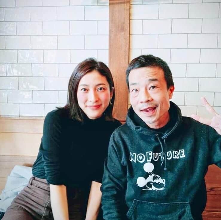 磯部正文のインスタグラム：「とある企画の打ち合わせをしてたお店に  友人で女優の奥田さん @erikaokuda_official も来店でびっくり  昨年NORDISK CAMP SUPPLY STORE by ROOTで弾き語りライブした時に写真を撮って彼女のインスタに載っけてくれてからほぼ1年  遭遇so good  企画のお知らせは決まり次第お知らせします🤓」