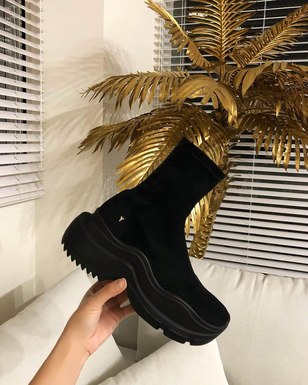 星あやさんのインスタグラム写真 - (星あやInstagram)「SNEAKER BOOTS by YELLO お客様からのお声から誕生した今シーズン最高傑作シリーズ。 スニーカーとブーツを融合し、 歩き心地と美脚効果をを兼ね備えた 最強のコレクションを作るべく オリジナルスニーカーソール開発に膨大な時間をかけて 遂にシングル/ダブルソール  ショート/ロング スエード/ライクラ  各12カラーバリエーションで 22.5cm-27cmのサイズをご用意し ジェンダー、ボディーサイズを問わない ラグジュアリースニーカーブーツが 満を辞してデビュー致します。 全ての方のワガママを満たす、YELLO渾身の コレクションをお楽しみに。 文句無し最強スニーカーブーツ💯💯💯をお試しください🔥 Shoes: BAISEN sneaker boots(シングルソール) #comingsoon @yelloshoes_official」11月15日 22時40分 - ayastella_