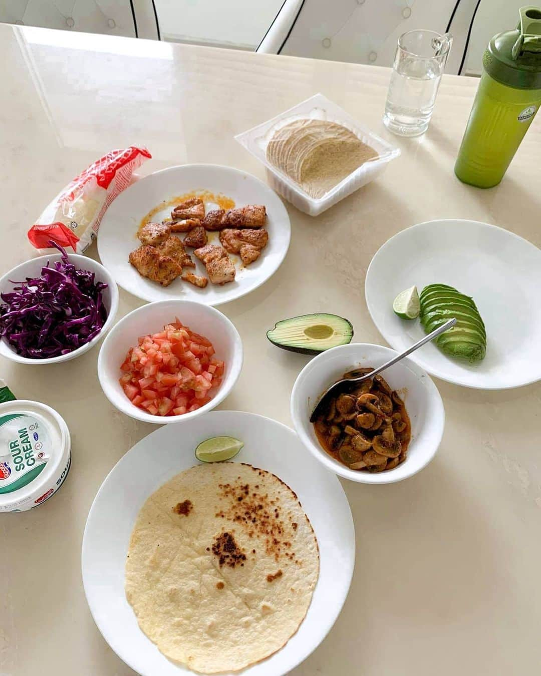 ジュリアン志傑乙さんのインスタグラム写真 - (ジュリアン志傑乙Instagram)「It wasn't Taco Tuesday but we made and ate tacos anyway.🌮🥑🧀🥳」11月15日 22時42分 - julianyeeee