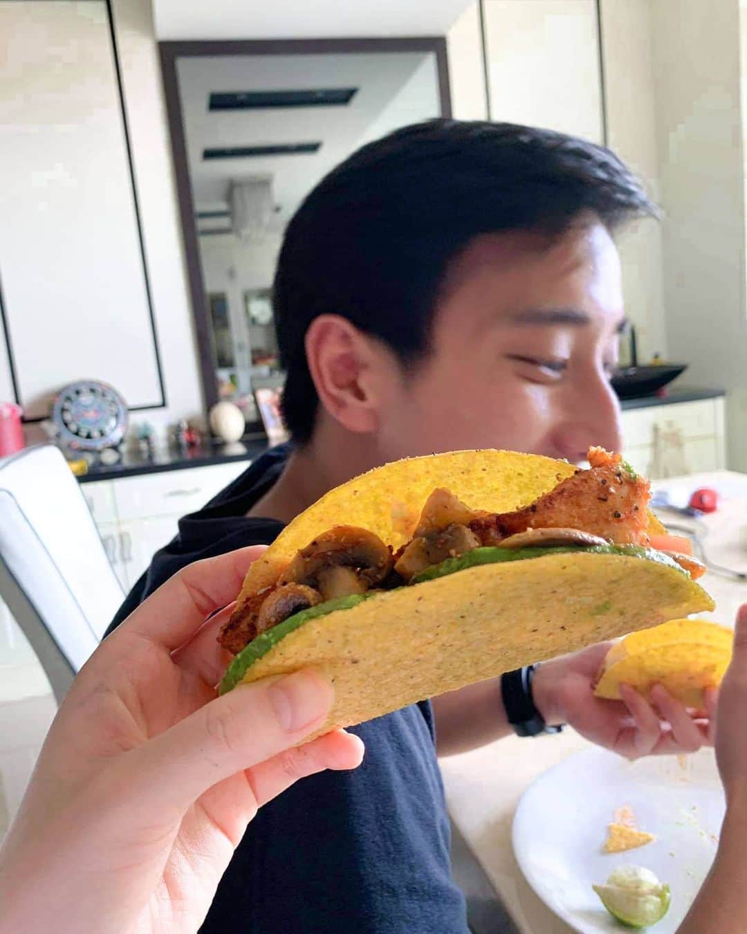 ジュリアン志傑乙さんのインスタグラム写真 - (ジュリアン志傑乙Instagram)「It wasn't Taco Tuesday but we made and ate tacos anyway.🌮🥑🧀🥳」11月15日 22時42分 - julianyeeee