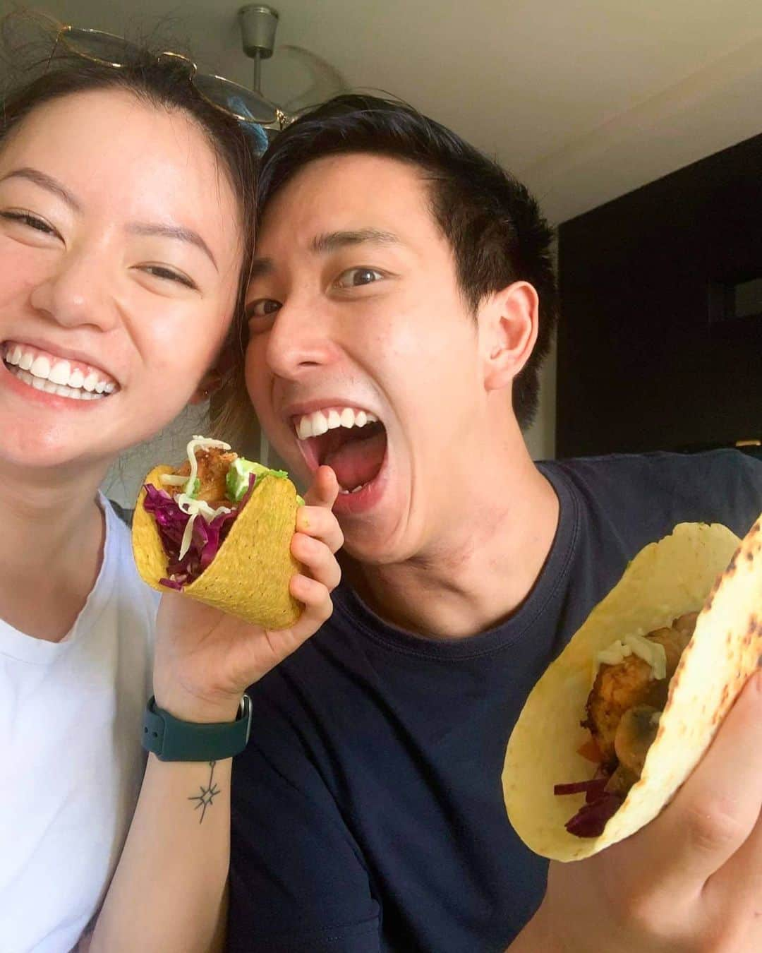 ジュリアン志傑乙のインスタグラム：「It wasn't Taco Tuesday but we made and ate tacos anyway.🌮🥑🧀🥳」