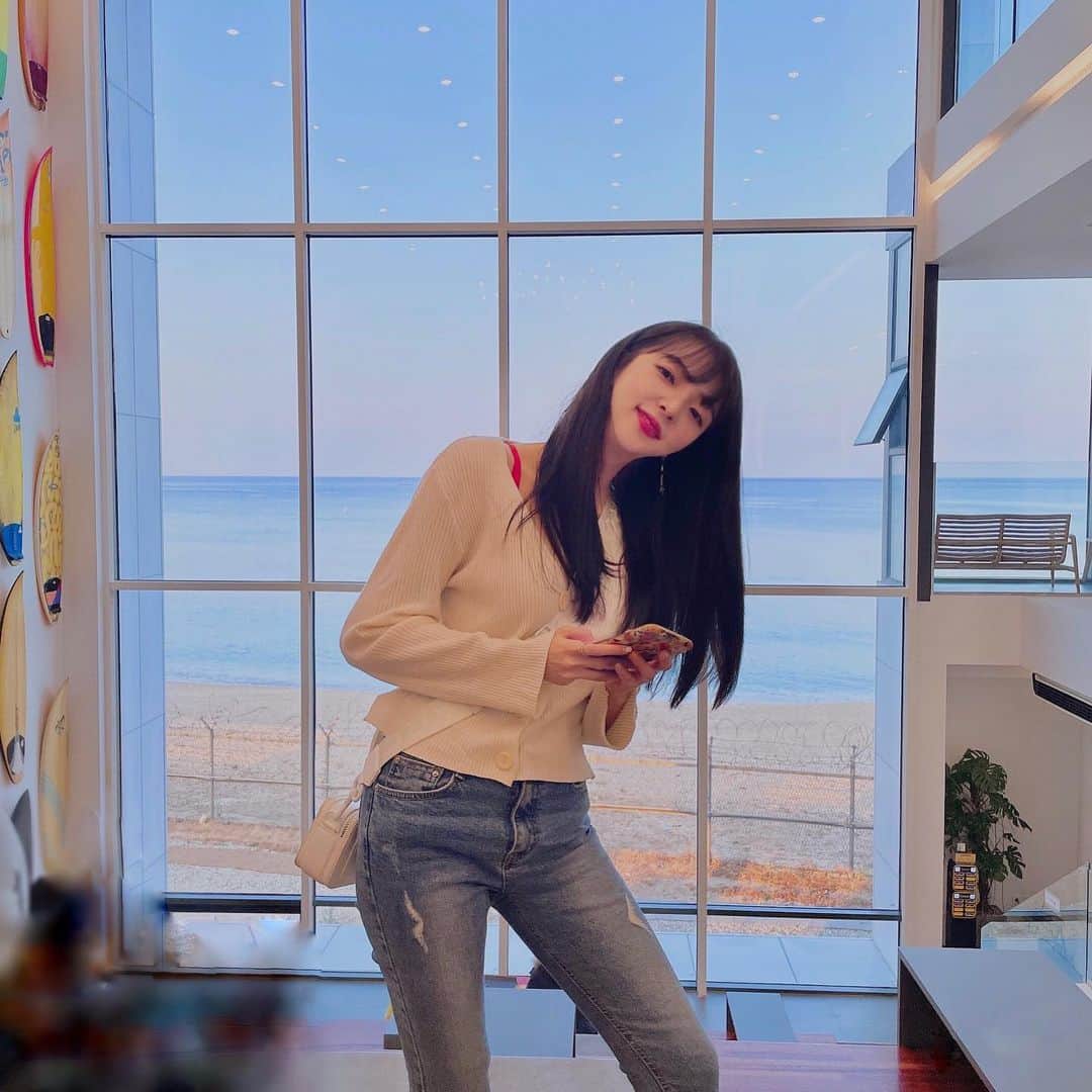 ユジョン のインスタグラム：「한양대 합창동아리 글리 화이팅,,,🤍 동아리여행 껴줘서 고맙쯈니ㄷㅏ 연주회 꼭 가께요오오오 #고성 #에이프레임 #속초여행」