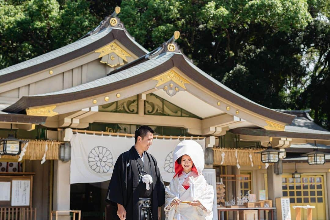 juno_jinjakonさんのインスタグラム写真 - (juno_jinjakonInstagram)「. 護国神社模擬挙式のお写真ができました🕊 青空の下、素敵な笑顔のおふたり☺️  . @juno_jinjakon  では、大切な記念のお写真もゆっくりお撮りいただけるよう、余裕あるスケジューリングを行なっております。 . 【JUNO神社婚相談会】﻿ 毎週月・木・土・日 11時～18時﻿ JUNO天神本店、JUNO熊本店にて神社相談会を行っております。﻿ ※予約制です﻿ ・白無垢、色打掛合わせのご案内﻿ ・プランご説明　（プラン12万円～）﻿ ・当日までの流れ﻿ ・当日神社でのサポート内容﻿ ・お食事のご案内﻿ etc... 何でもご相談下さい。﻿ △ご予約方法△﻿ @juno_jinjakon ホーム画面のURL﻿ よりお待ちしております。﻿ *﻿ -----------------------------------------﻿ 【JUNO（ジュノ）】では福岡・熊本で#神社婚  をプロデュースしています。 *﻿ ﻿ #juno神社婚#juno和婚﻿ *﻿ *﻿ ☏0120-791-259﻿ 天神本店・熊本店にて受付中﻿ *﻿ ≪福岡≫プロデュース可能な神社﻿ #護国神社﻿ #住吉神社﻿ #櫛田神社﻿ #太宰府天満宮﻿ #警固神社﻿ #香椎宮﻿ #宮地嶽神社 ﻿ 宗像大社﻿ *﻿ ≪熊本≫  プロデュース可能な神社﻿ #加藤神社﻿ #健軍神社 ﻿ #藤崎八旛宮﻿ #阿蘇神社﻿ #出水神社 *﻿ *﻿ *﻿ #福岡花嫁#熊本花嫁 #和婚#神社式 ﻿ #色打掛#和装ヘア  #福岡神社#福岡神社結婚式  #j洋髪 #プレ花嫁 #大人花嫁#和装前撮り#ウェディングフォト」11月15日 22時52分 - juno_jinjakon