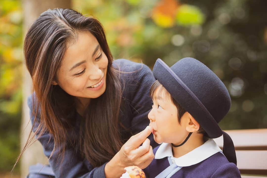 石井寛子のインスタグラム：「母から子へ  えりなの あったかい気持ちが どんどん伝わっていく💕  子供の笑顔は 親の笑顔の 十分条件☺️  2020.11.6　#一日一幕  #ママカメラ #ママカメラマン #こどもと暮らす  #こどもとの時間 #kodomono_photo #ファインダー越しの私の世界  #紅葉狩り  #新宿御苑 #プラタナス」