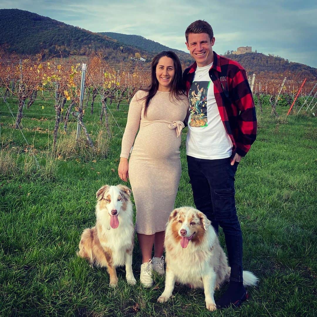 ドミニク・ハインツのインスタグラム：「Heimat🍇...Familie🐶❤️#Pfalz#Kirrweiler#Länderspielpause」