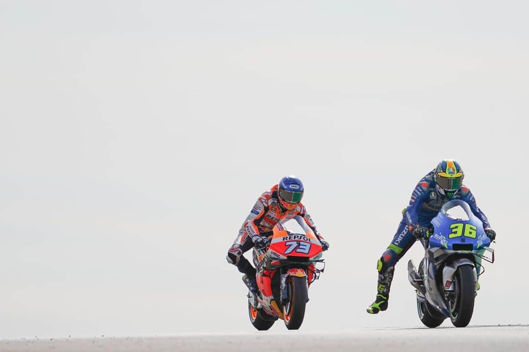 レプソル・ホンダのインスタグラム：「Congratulations to @joanmir36official 🏆  The Repsol Honda Team and HRC would like to congratulate Mir and the entire @suzukimotogp squad on an incredible year! A little while between drinks, but worth the wait no doubt 🍻  #M1R 👏」