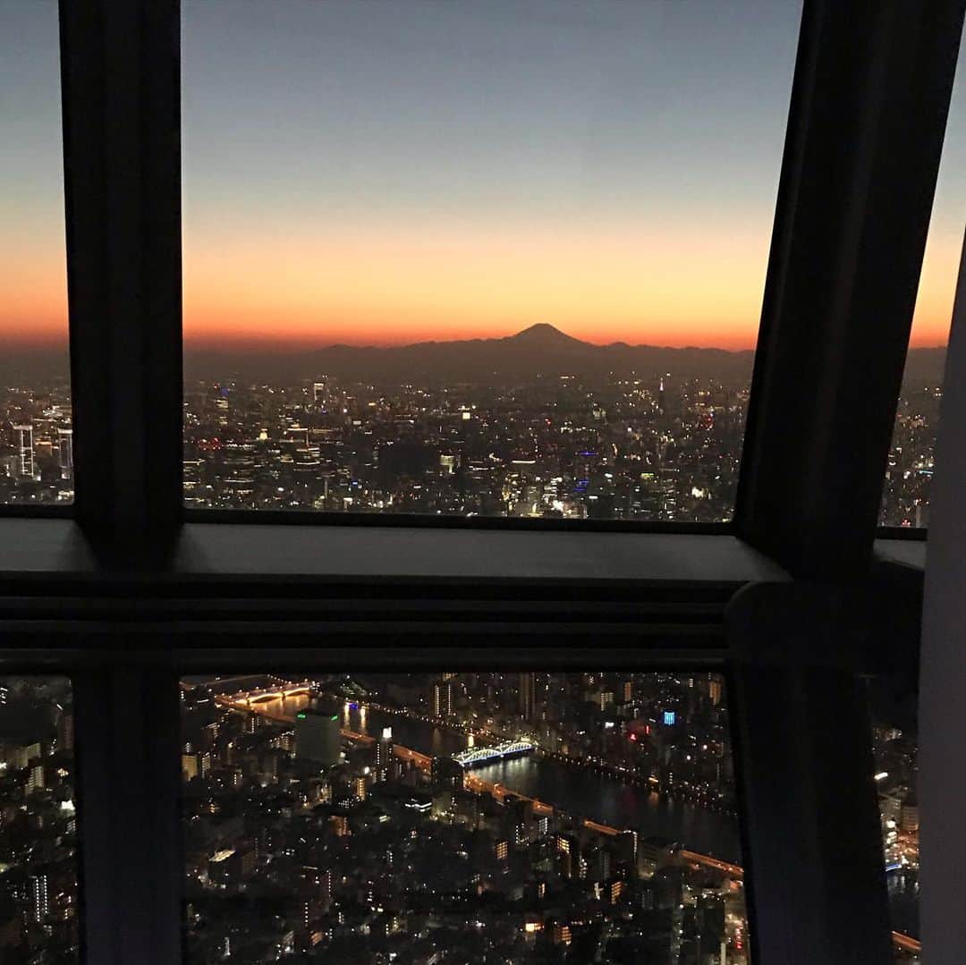 三浦奈保子さんのインスタグラム写真 - (三浦奈保子Instagram)「初、 東京スカイツリーに行って来ました🍁 良い時間帯に行けて、 夜と昼の狭間を体感できました☺️✨  ガラスの床は 高すぎてリアリティがなく、 怖がりの私でも 逆にあまり怖くありませんでした！😄  #東京スカイツリー #ガラスの床 #富士山 #夕焼け」11月15日 22時48分 - miura_naoko_