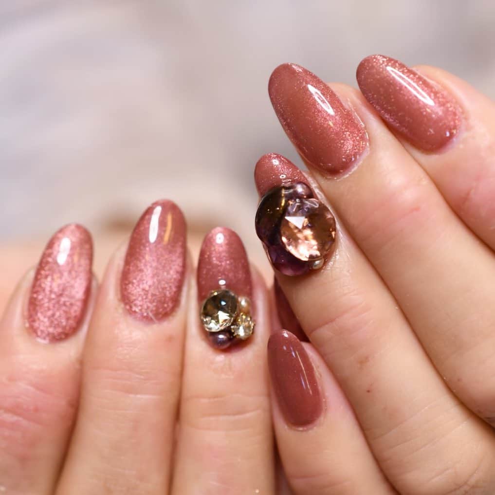 Yuka Maeda ::manicurelistのインスタグラム：「わたしもおそろいなの🥰💕 お気に入り😍 . . Salon data▼ ＝＝＝＝＝＝＝＝＝＝＝＝＝＝＝＝＝＝＝＝ . CADENAS -nail eyelash salon- ●Nail artist  @yuka.maeda  @yuki_cadenas ●eyelash　@cadenaseyelash  ゲストに愛と感動を…♡ . 【 LINE ＠cadenas 】 ご予約/お問い合わせはLINEよりお気軽に🤲 ▶︎▶︎#cadenasnail デザインアップしてます♡  price…★⭐︎Instagram特別キャンペーン中⭐︎★ . 「インスタ見たよ👀」と LINEからご予約で特別プライス7500円！！ . ※ご新規様限定 ※キャラクターや特殊なエレメント等のみ 別途料金いただく場合ございます🙇🏻‍♀️ . . price…初回8000円（オフ込み） access…大阪市北区堂山町16-1  中崎町駅  徒歩5分 /  梅田駅  徒歩6分 . tel… 06-4792-8617 ＝＝＝＝＝＝＝＝＝＝＝＝＝＝＝＝＝＝＝＝ . . .  #中崎町ネイルサロン #梅田ネイルサロン #大阪ネイルサロン #関西ネイルサロン #インスタネイル #instanails #instanail #トレンドネイル #ネイルサンプル #クリアネイルデザイン  #ネイルブック #バーガンディネイル #ネイルチェンジ #今月のネイル #にゅーねいる #スターギャラクシー #スターギャラクシーネイル  #ネイル大好き #赤ネイル #ネイル部 #女子力向上委員会 #女子力 #女子力ネイル #アートネイル #ブラウンネイル #ニューネイル  #ナノソル #ナノソルcc  #ナノソル販売店大阪」