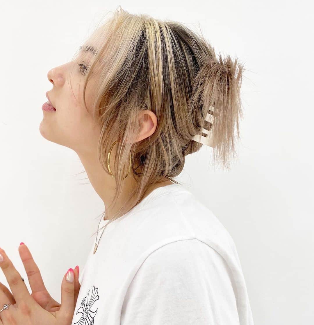 Sachiさんのインスタグラム写真 - (SachiInstagram)「Special Highlight  . Highlight のリタッチメンテナンス。 前髪はPointとしてバランスを見てblocで入れています。 その他は細めにピックして入れています。 Highlight 以外は、Mila自身の地毛の色を生かしています。 . #shima#hair#girl#tokyo#ハイライト #shima_sachi」11月15日 22時49分 - sattyyyyy