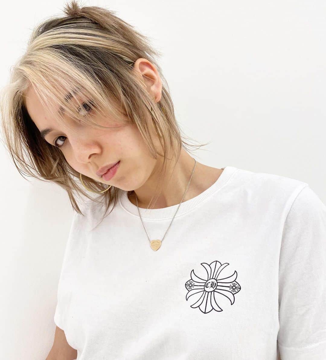 Sachiのインスタグラム：「Special Highlight  . Highlight のリタッチメンテナンス。 前髪はPointとしてバランスを見てblocで入れています。 その他は細めにピックして入れています。 Highlight 以外は、Mila自身の地毛の色を生かしています。 . #shima#hair#girl#tokyo#ハイライト #shima_sachi」