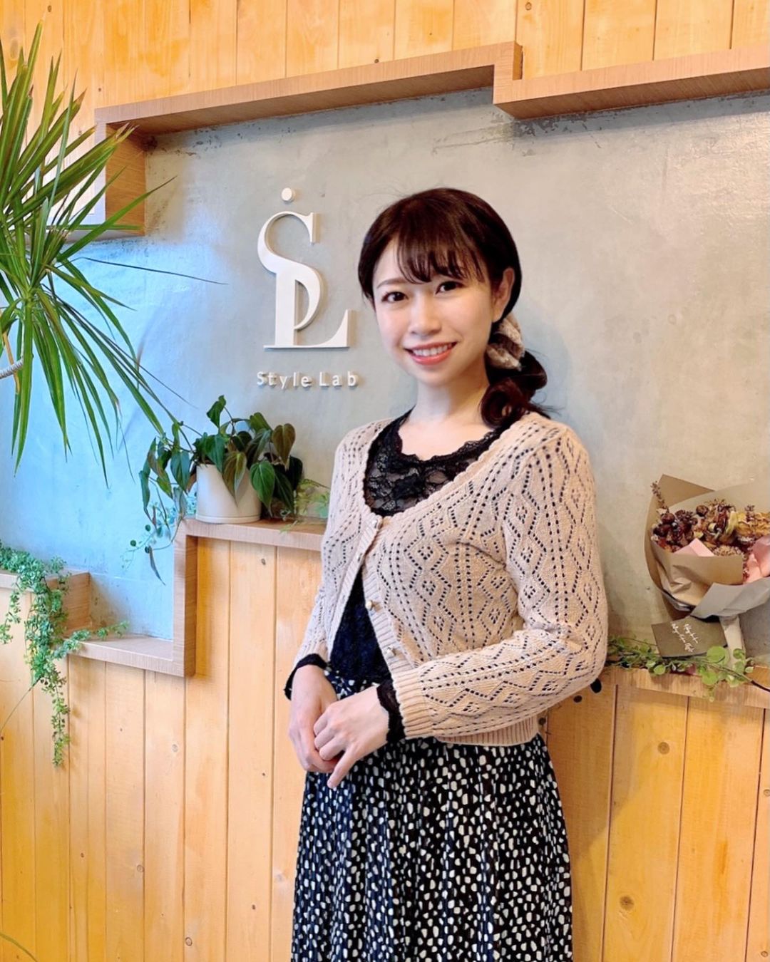 のインスタグラム：「𝑆𝑡𝑦𝑙𝑒 𝑙𝑎𝑏   Style lab 恵比寿店 @stylelabebs へ🤗 寝てるだけで勝手に筋トレしてくれて 簡単に部分痩せができちゃう 業界初の画期的なマシンをお試ししました✨  運動神経に直接作用してくれるから 痛みなく筋トレできちゃうの🥺✨ #インナーマッスル って鍛えるのが難しいけど これだと寝ているだけで簡単に鍛えられる🥰  私は肩こりと二の腕の太さが気になったので 背部に機械をあててもらいました✨ あと気になるお腹にもあてて 腸の動きも活発にして腸活も✌️✨  @msm_t21 さんがとても優しくて ついつい長居してしまいました🤣 ハーブティー美味しかったな😋☕️  #スタイルラボ #痩身エステ #ブライダルエステ #美容好きさんと繋がりたい #筋トレ #楽トレ #ボディメイク #ダイエット #ダイエットビフォーアフター #ウェディングプロデュース #肩こり #二の腕痩せ #部分痩せ #お腹痩せ #腸活 #ヒップアップ #シェイプアップ #施術動画 #美活 #美容」