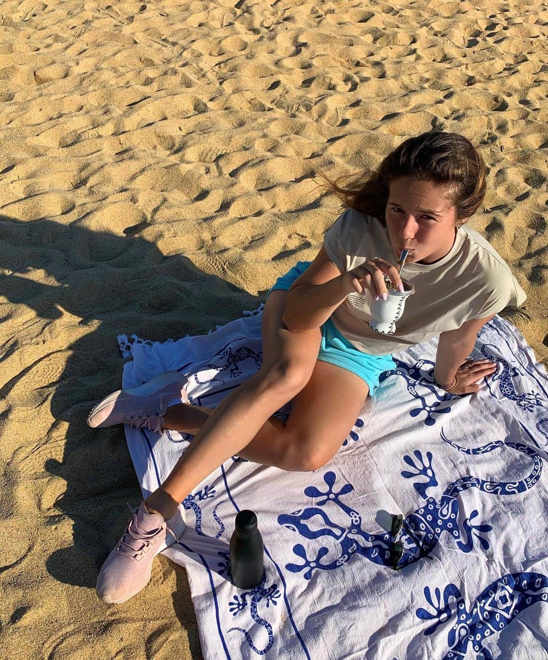 ダリア・カサトキナのインスタグラム：「Sunday con calma🧉 After first week of preseason😬 Воскресный мате у пляжа, после первой недели предсезонки👻 #DD #autumn」