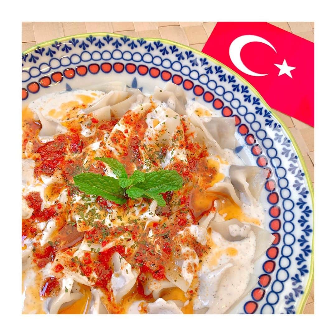 岡本怜奈さんのインスタグラム写真 - (岡本怜奈Instagram)「♡﻿ #トルコ料理 🇹🇷💓﻿ ﻿ 🌎🍽#料理で世界一周旅行 🍽🌎﻿ ﻿ ﻿ 今回は#マントゥ を作ったよ🥟🍅🌱﻿ ﻿ ソースがすごく外国の味で美味しかった🤤﻿ ﻿ トルコでは、マントゥを旦那さんのお母さんに﻿ 作って、小さければ小さいほど、できた嫁だ！って褒められるんだって😳❣️﻿ ﻿ ﻿ れなは4分割が限界だったよ😅﻿ ﻿ れなはトルコで結婚できないかも‪( ´•̥  ̫ •̥` )‬‪‪w‪w﻿ ♡﻿ ♡﻿ #岡本怜奈 #れなたん #nmb48 #たんたんクッキング﻿ #クッキング #料理 #おうちごはん #おうちカフェ﻿ #手作りごはん #クッキングラム #トルコ ﻿ #türkiye #yerelmutfak #lezzetli #happy﻿ #Instafood #Instagood」11月15日 22時55分 - renatan1222