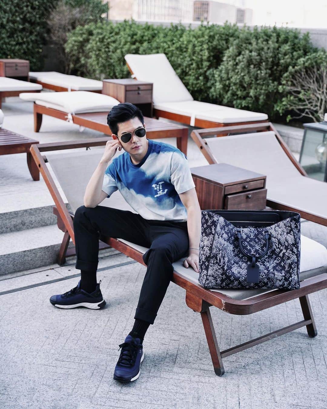 Christoffer Chengのインスタグラム：「A fan of the new Monogram Tapestry  @louisvuitton」