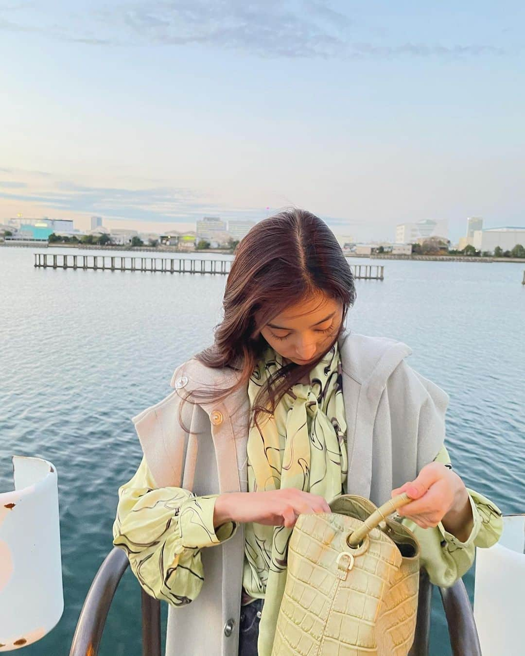 新木優子さんのインスタグラム写真 - (新木優子Instagram)「私服  tops : @throw_by_sly  denim : @johnlawrencesullivan_official  earring : @knowhowjewelry  bag : @elleme   撮影の時だけマスク外しています🙇🏻‍♀️✨」11月15日 22時56分 - yuuuuukko_