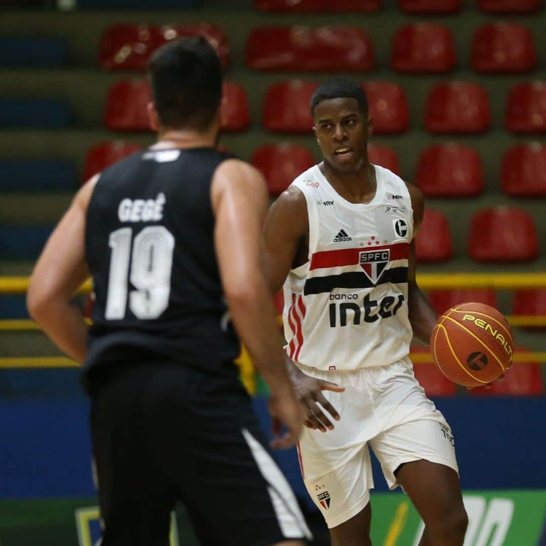 São Paulo FCさんのインスタグラム写真 - (São Paulo FCInstagram)「🏀 No sábado (14), o #BasqueteTricolor venceu o Majestoso, por 107 x 61, em sua estreia no @nbb, com atuação incrível de Georginho, que assinalou seu primeiro triplo-duplo na competição!   - 21 pontos - 14 rebotes - 10 assistências  📸 Willian Oliveira / Fotoatleta  #VamosSãoPaulo 🇾🇪」11月15日 22時58分 - saopaulofc