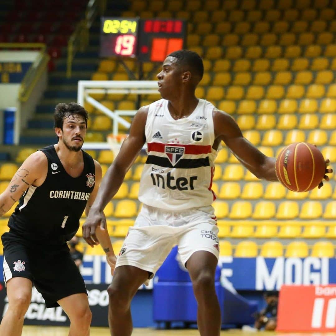 São Paulo FCさんのインスタグラム写真 - (São Paulo FCInstagram)「🏀 No sábado (14), o #BasqueteTricolor venceu o Majestoso, por 107 x 61, em sua estreia no @nbb, com atuação incrível de Georginho, que assinalou seu primeiro triplo-duplo na competição!   - 21 pontos - 14 rebotes - 10 assistências  📸 Willian Oliveira / Fotoatleta  #VamosSãoPaulo 🇾🇪」11月15日 22時58分 - saopaulofc