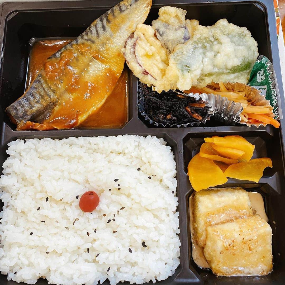 塚田詩織のインスタグラム：「#現場ごはん」