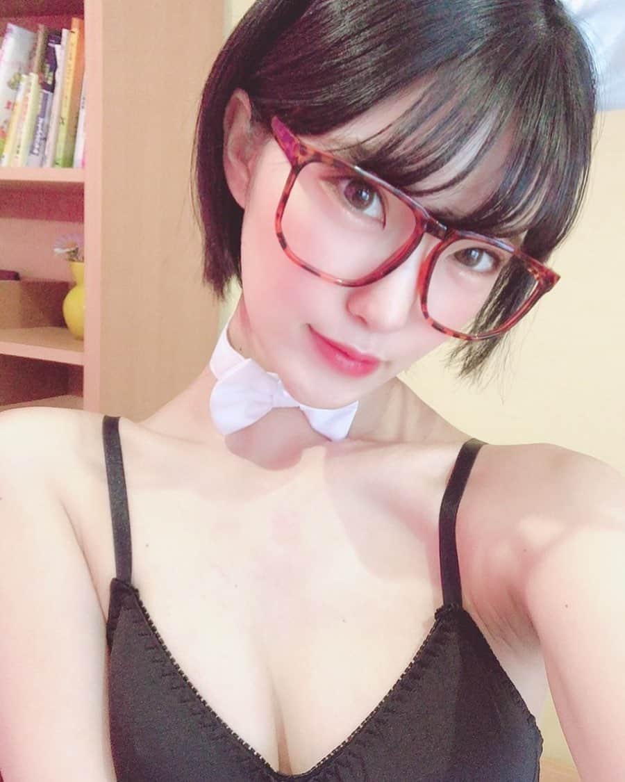 東条蒼のインスタグラム：「＊ ・ ・ ・ 今日はぱんだぁず団体撮影会、お疲れ様でした。 ・ ・ 一部、二部、個撮、参加してくださった方本当にありがとうございました。 ・ ・ コロナになってから、初！ ファンの方とお会いできるイベントとゆうこともあり、たくさんの方が会いに来てくれてうれしかったです😂 ・ ・ わたしの周り誰もおらんかったらどーしよーかとおもったし、個撮誰もおらんくて即帰宅かとも思ってた。 ・ けど、一番最後に帰宅するくらい、みなさん個撮のチケットとってくださって、ほんとに嬉しかったです♡ ・ ・ やっぱり会えるイベントが好きだ！ みんなとお話しするのが好きだ！ ・ ・ 会えるイベントがまた普通に行えるように、なりますように。。 ・ ・ ・ 今日はありがとうございました🙇‍♂️ ・ ・ #撮影会#東条蒼 #クルーズグループ #セクシー女優 #av女優 #メガネ女子 #黒髪 #ショートヘア #あおたん　#teamメレンゲ #followｍe #following #japan #girl #photooftheday #tagsforlikes #instalike  #台湾 #香港 #粉我 #拍照 #照片 #人像攝影」