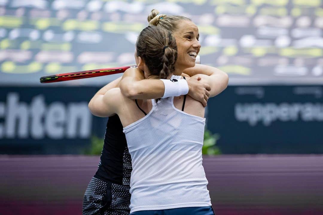 WTA（女子テニス協会）さんのインスタグラム写真 - (WTA（女子テニス協会）Instagram)「Congratulations to @tamarazidansek997 and @arantxarus1! The @wtalinz doubles champions! 🏆🏆」11月15日 23時06分 - wta
