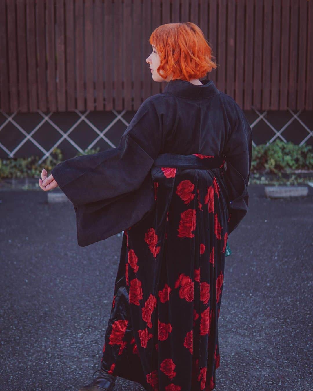 Anji SALZさんのインスタグラム写真 - (Anji SALZInstagram)「It’s getting really hard to move now but I went out with kimono again yesterday. Paired a corduroy kimono with my hand-made velvet rose Hakama this time. Felt so huge 😂 and I think this is the last time wearing kimono before the baby comes. Could be any day now 😅🤷🏻‍♀️  動きづらくなってきたわ。 昨日は着物と手作りのベルベット袴でお出かけした。🌹 今はもういつ生まれてもおかしくないから、これは妊娠中の最後の着物になるのかなー  #pregnancyfashion #kimono」11月15日 23時10分 - salztokyo