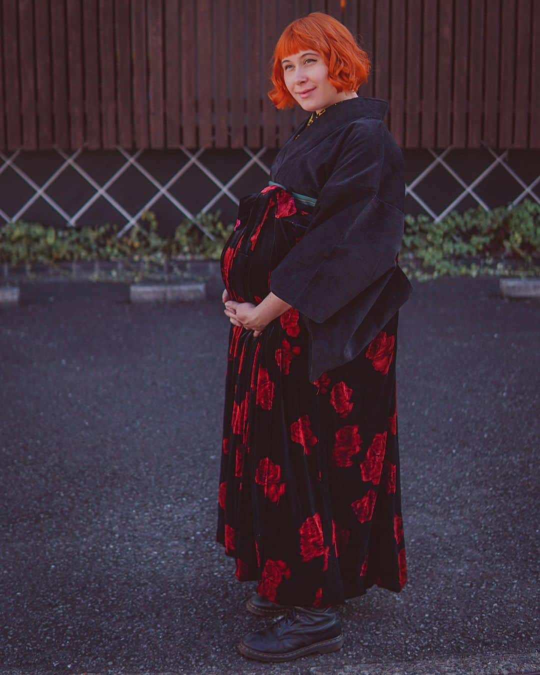 Anji SALZさんのインスタグラム写真 - (Anji SALZInstagram)「It’s getting really hard to move now but I went out with kimono again yesterday. Paired a corduroy kimono with my hand-made velvet rose Hakama this time. Felt so huge 😂 and I think this is the last time wearing kimono before the baby comes. Could be any day now 😅🤷🏻‍♀️  動きづらくなってきたわ。 昨日は着物と手作りのベルベット袴でお出かけした。🌹 今はもういつ生まれてもおかしくないから、これは妊娠中の最後の着物になるのかなー  #pregnancyfashion #kimono」11月15日 23時10分 - salztokyo