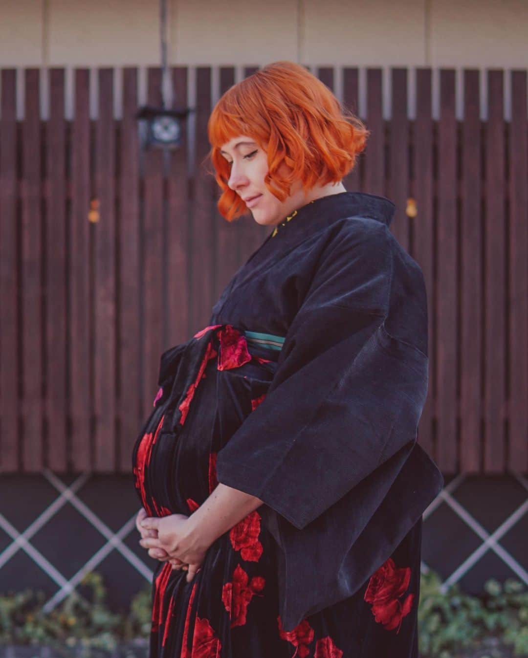 Anji SALZさんのインスタグラム写真 - (Anji SALZInstagram)「It’s getting really hard to move now but I went out with kimono again yesterday. Paired a corduroy kimono with my hand-made velvet rose Hakama this time. Felt so huge 😂 and I think this is the last time wearing kimono before the baby comes. Could be any day now 😅🤷🏻‍♀️  動きづらくなってきたわ。 昨日は着物と手作りのベルベット袴でお出かけした。🌹 今はもういつ生まれてもおかしくないから、これは妊娠中の最後の着物になるのかなー  #pregnancyfashion #kimono」11月15日 23時10分 - salztokyo