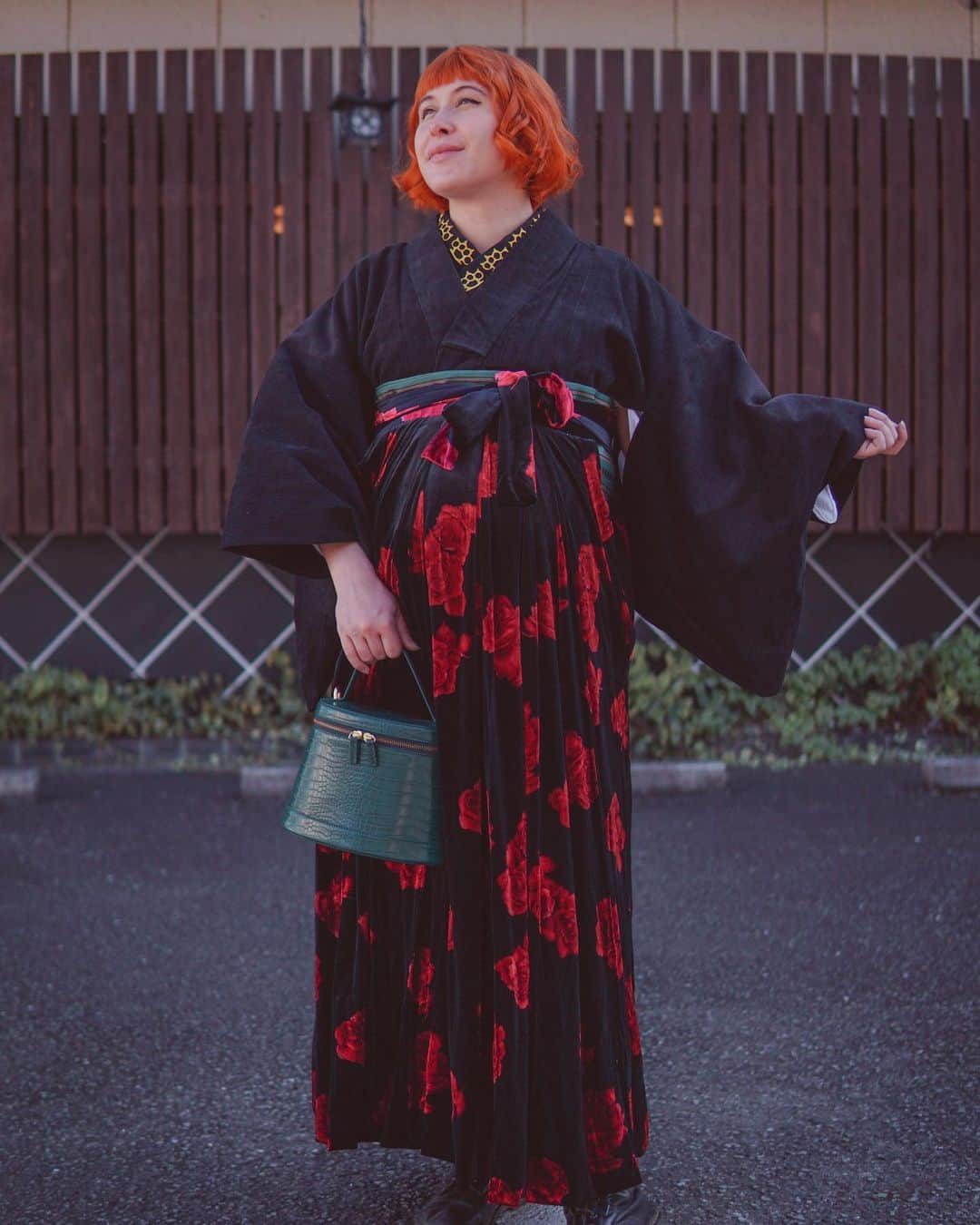 Anji SALZさんのインスタグラム写真 - (Anji SALZInstagram)「It’s getting really hard to move now but I went out with kimono again yesterday. Paired a corduroy kimono with my hand-made velvet rose Hakama this time. Felt so huge 😂 and I think this is the last time wearing kimono before the baby comes. Could be any day now 😅🤷🏻‍♀️  動きづらくなってきたわ。 昨日は着物と手作りのベルベット袴でお出かけした。🌹 今はもういつ生まれてもおかしくないから、これは妊娠中の最後の着物になるのかなー  #pregnancyfashion #kimono」11月15日 23時10分 - salztokyo