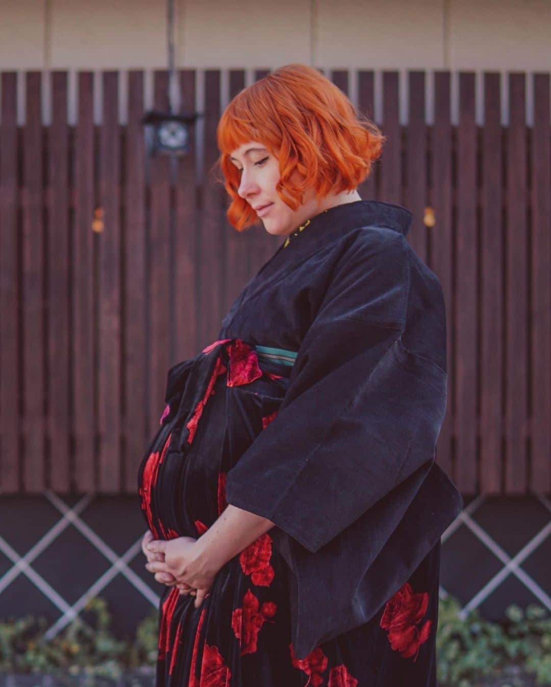 Anji SALZのインスタグラム：「It’s getting really hard to move now but I went out with kimono again yesterday. Paired a corduroy kimono with my hand-made velvet rose Hakama this time. Felt so huge 😂 and I think this is the last time wearing kimono before the baby comes. Could be any day now 😅🤷🏻‍♀️  動きづらくなってきたわ。 昨日は着物と手作りのベルベット袴でお出かけした。🌹 今はもういつ生まれてもおかしくないから、これは妊娠中の最後の着物になるのかなー  #pregnancyfashion #kimono」