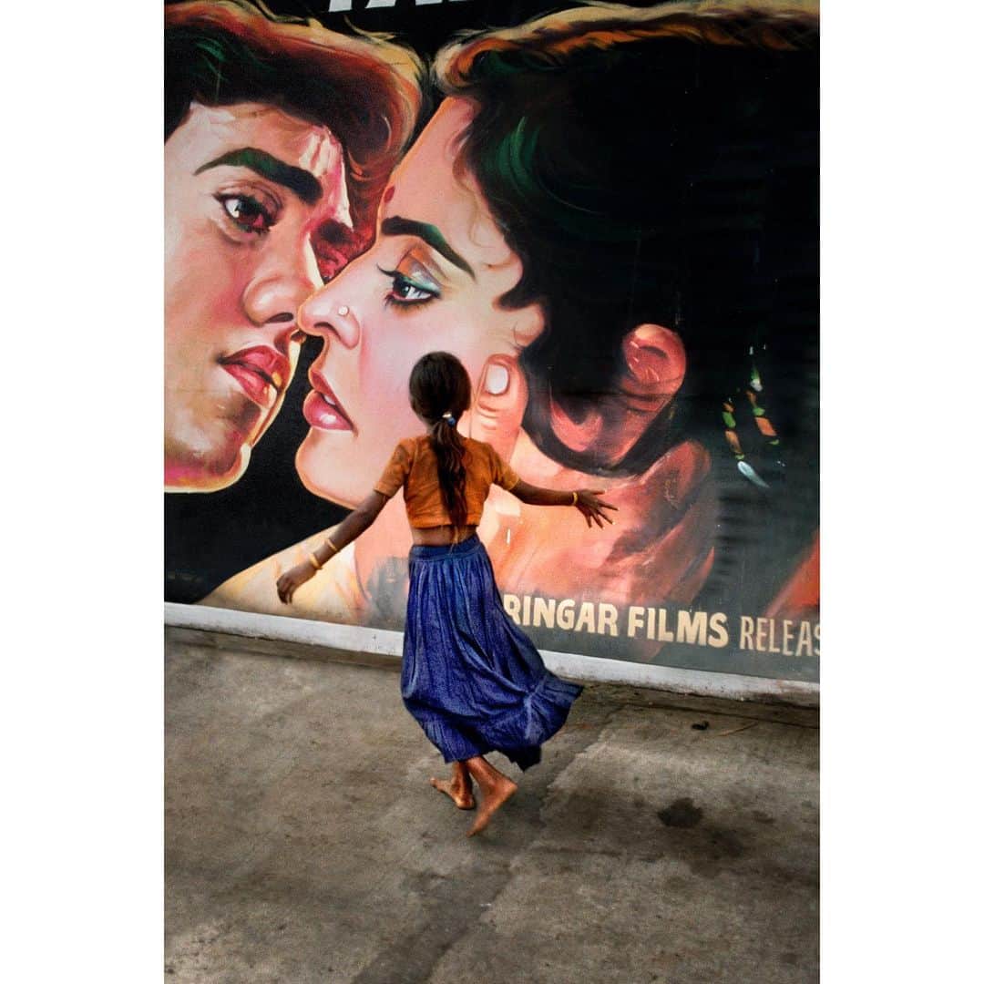 スティーブ・マカリーさんのインスタグラム写真 - (スティーブ・マカリーInstagram)「Hand-painted Movie poster getting ready to be hung. It's almost a lost art as most movie posters now are photographs on vinyl. #Mumbai, #India, 1993.  #SteveMcCurry #SteveMcCurryIndia」11月15日 23時16分 - stevemccurryofficial