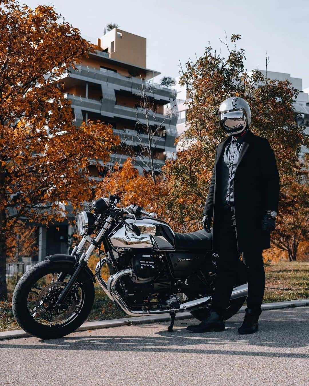 epidemic_motorsさんのインスタグラム写真 - (epidemic_motorsInstagram)「✍🏻 @kevridefr  L’automne est bien arrivé. Profitons de ces beaux arbres tant qu’ils ont encore leurs feuilles. Ici malgré l’automne bien présent, il fait encore une température agréable. Et toi, tu as cette chance? 📷 @loiiclopez  #moto #motoguzzi #motoguzzicustom #motoguzziv7 #chrome #motovintage #vintage #vintagemotorcycle #brat #bratstyle #guzzi #triumph #triumphbonneville #authenticrider #motopark #v7 #motobrat #montpellier #gentlemansride #helstons #epidemic_motors #epidemicmotors」11月15日 23時16分 - epidemic_motors