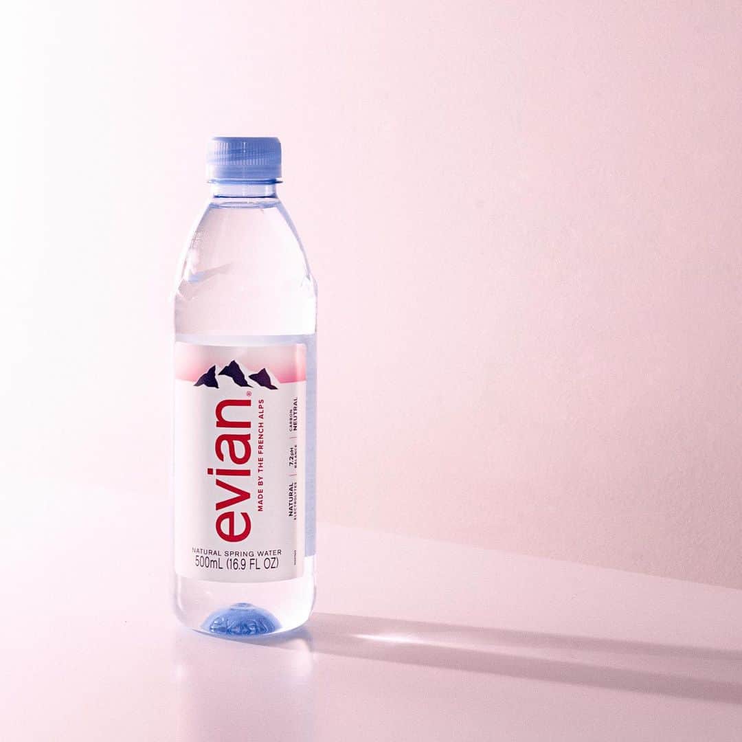 evianさんのインスタグラム写真 - (evianInstagram)「Recycling is caring ♻️  Join us this #AmericaRecyclesDay in committing to keeping bottles out of nature. At evian, our ultimate goal is to become a circular brand by 2025, and we are playing our part to accelerate the transition from a linear to a circular economy of sustainable packaging. Simply put, this means eliminating packaging where we can and ensuring it can be recycled to safely reuse again and again to avoid waste.   Head over to evian.com to learn more!  #evian #evianwater #stayhydrated #americarecycles」11月15日 23時22分 - evianwater