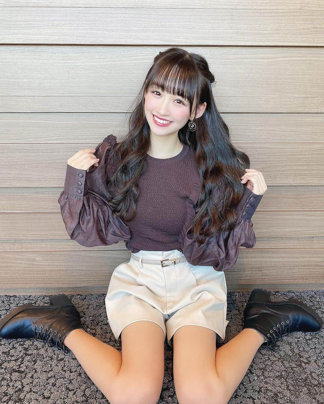 音嶋莉沙さんのインスタグラム写真 - (音嶋莉沙Instagram)「今日もオンラインお話会ありがとう😉﻿ ﻿ 楽しい時間は﻿ あっという間にすぎちゃうね…﻿ ﻿ 初めましての方もいつも来て下さる方も﻿ みんなから、沢山の愛を貰ったよ〜﻿ ﻿ 莉沙からの愛もみんなに届いてたらいいなぁ〜💘﻿ ﻿ 🍫今日の私服🍫﻿ ﻿ tops♥ @zara ﻿ bottoms♥ @ingnistore ﻿ shoes♥ @niceclaup_official_ ﻿ accessory♥ @spinns_official ﻿ ﻿ メイクもお洋服に合わせてブラウンメイクにして 大人っぽくしました♡﻿ ﻿ あと、髪の毛を#オリーブグレー 染めたよ〜﻿ トリートメントもして頂いてサラサラ〜😊﻿ ﻿ ﻿ 明日からも、一緒に頑張っていこうね！！﻿ ﻿ ﻿ ﻿ ﻿ ﻿ ﻿ ﻿ #オンラインサイン会 #私服 #Risaコーデ﻿ #zara #spinns #niceclaup﻿」11月15日 23時36分 - otoshima_risa