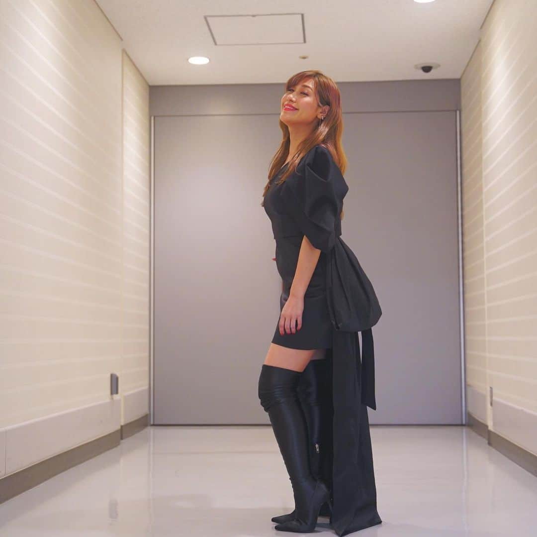 片桐舞子さんのインスタグラム写真 - (片桐舞子Instagram)「鬼滅の刃オーケストラコンサート 鬼滅の奏！！！ 全4公演が終わりました✨  会場へ足を運んで下さった皆様 配信で視聴いただいた皆様 ありがとうございました❤️  私は今回のコンサートで奈美さんが元々歌われてない楽曲を担当する形で参加させてもらうことになったのですが、レコーディングメンバーではないので、アニメを観ているファンの皆様に私の声で届けることが、最初は本当に不安で心配でした。  アニメ第一話でメインテーマとなっている曲…すごく難しい歌で、タイミングもキーも生で歌う難易度が高くて…  私自身、鬼滅の刃をずっとジャンプで読んでいたファンなので、このコンサートへの参加はすごく楽しみだったけれど、ファンだからこその、プレッシャーもたくさん感じつつの本番。  ど緊張はもちろんしてたけれど、炭治郎の物語がスタートする始まりのシーンが映し出されて、あぁ、私がしっかりと届けなければという想いと、この作品の中にこの音の中にいることができる喜びと、皆様が目の前にいる喜びに胸が熱くなりました❤️ 会場にいた、画面の前で観て下さった皆様の拍手や想いもコンサートの一部。 素敵な時間をありがとうございました❤️  最後に…鬼滅の師匠、中川奈美さん！！ 本当に、支えてもらいまくりました😭❤️ 奈美さんを送り、奈美さんに送り出され、お互いに鼓舞し合いながらステージへ向かうことができ、どんなに心強かったことか！！ 奈美さんだったから、奈美さんと一緒だったから、新参者の私も仲間に入れてもらえた気がしています❤️ 大好きです❤️  応援してくれたCrewのみんなも本当にありがとう❤️😊 家族で配信観てくれてたり、会場に来てくれたり、みんなの存在にいつも支えてもらってるよ✨ ガッツリ民謡うたいな私をステージで見せるのは初めてだったね😂 こんな私もまた見せられるといいな🔥  私、幸せだ！！！！！  #鬼滅の刃#鬼滅の刃オーケストラコンサート#鬼滅の奏#中川奈美#竈門炭治郎のうた#東京フィルハーモニー交響楽団#片桐舞子 #民謡も歌えます」11月15日 23時29分 - mays_maiko