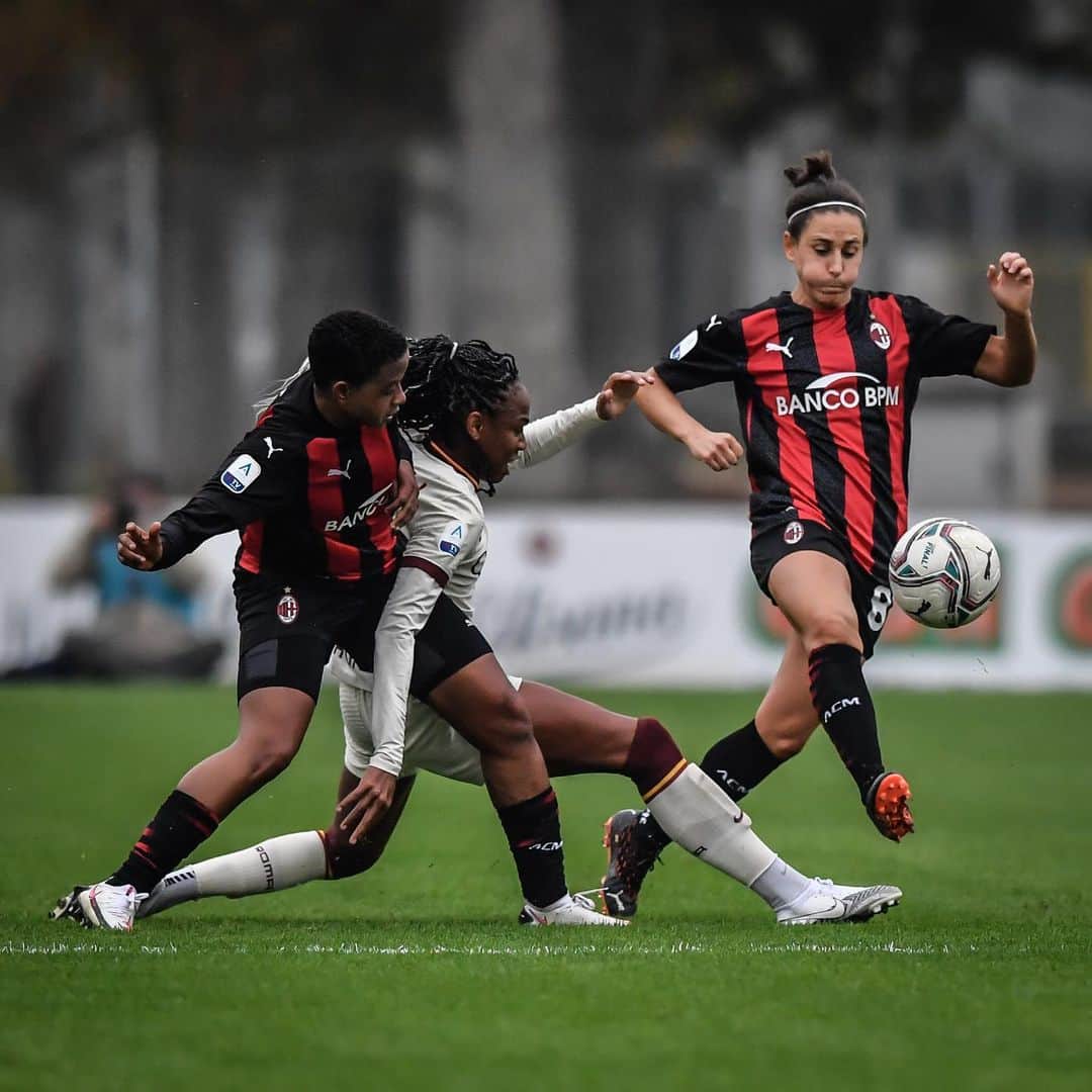 ACミランさんのインスタグラム写真 - (ACミランInstagram)「#FollowTheRossonere: a tough first half comes to a close ⏸️ Give it all you got in the next 45’, girls 👊 #MilanRoma 0-0 #SempreMilan」11月15日 23時29分 - acmilan