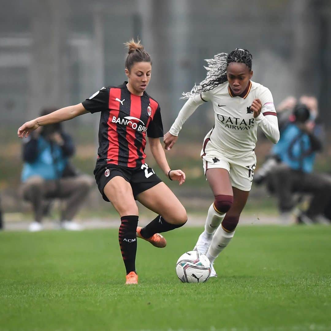 ACミランさんのインスタグラム写真 - (ACミランInstagram)「#FollowTheRossonere: a tough first half comes to a close ⏸️ Give it all you got in the next 45’, girls 👊 #MilanRoma 0-0 #SempreMilan」11月15日 23時29分 - acmilan