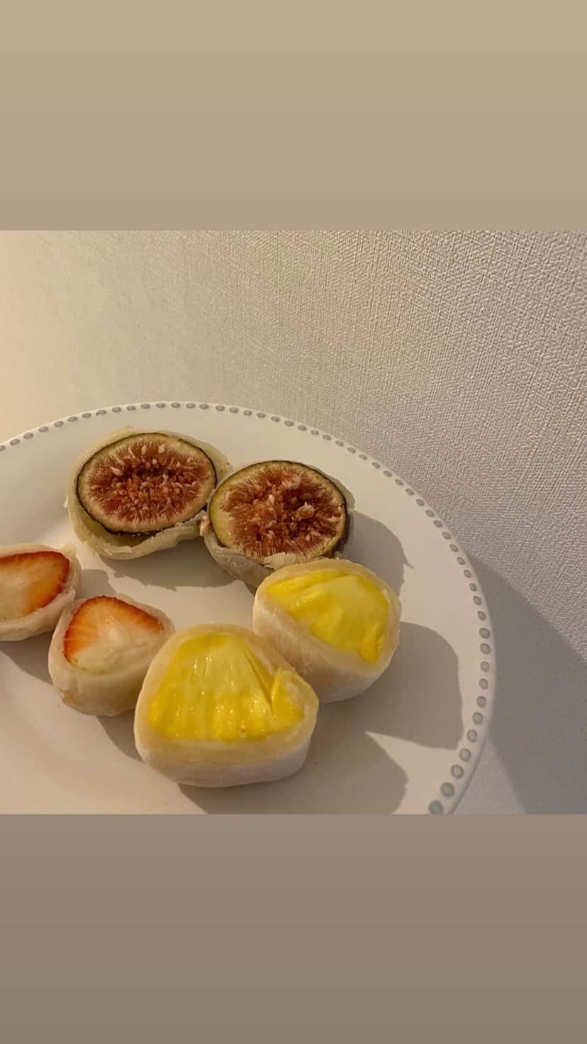 吉田佳菜のインスタグラム：「ㅤㅤㅤㅤㅤㅤㅤㅤㅤㅤㅤㅤㅤ ㅤㅤㅤㅤㅤㅤㅤㅤㅤㅤㅤㅤㅤ ずっと食べてみたかった念願の 弁才天のフルーツ大福🍓 ㅤㅤㅤㅤㅤㅤㅤㅤㅤㅤㅤㅤㅤ 並んでる間どれ買うか悩みすぎて もういっそ全部買っちゃおうかな！ ってなったけどさすがに止められた☺️笑 (売ってたの10種類ぐらいで日持ち1日やしそりゃそうか☺️笑) ㅤㅤㅤㅤㅤㅤㅤㅤㅤㅤㅤㅤㅤ 迷いに迷ってあまおとめという苺と 無花果とパイナップルに🍓🍍 パイナップルが特にみずみずしくて美味しかった〜♡ また買いに行こう♪ ㅤㅤㅤㅤㅤㅤㅤㅤㅤㅤㅤㅤㅤ ㅤㅤㅤㅤㅤㅤㅤㅤㅤㅤㅤㅤㅤ #フルーツ大福 #弁才天 #フルーツ大福弁才天  ㅤㅤㅤㅤㅤㅤㅤㅤㅤㅤㅤㅤㅤ ㅤㅤㅤㅤㅤㅤㅤㅤㅤㅤㅤㅤㅤ」