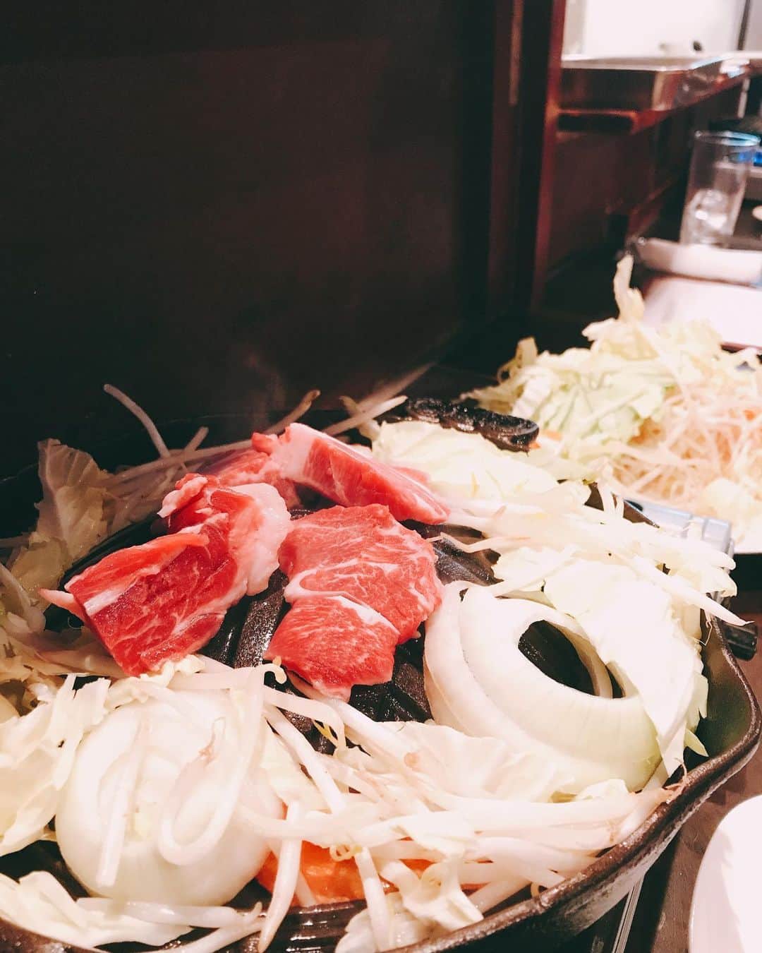 のインスタグラム：「ジンギスカン。 ・ ・ #美味しい  #ジンギスカン  #カウンタージンギスカン  #ラム肉の脂で野菜も甘い #野菜いっぱい食べた  #チョリソーも美味しかった  #羊肉  #ジンギスカン好き  #匂いはついても #たまらない  #ご馳走さまでした #夜ご飯 #外ご飯 #アイスショー札幌公演での思い出 #プリンスのショーも早く再開されることを祈って」
