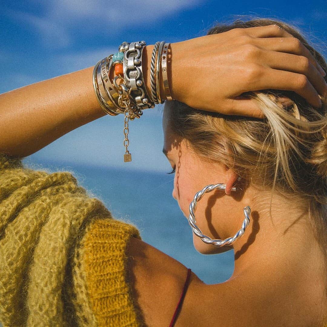 ダニジョーのインスタグラム：「Hoop dreams ➰ @palomafield in the Naomi Hoops and a stacked #armparty ⛓」