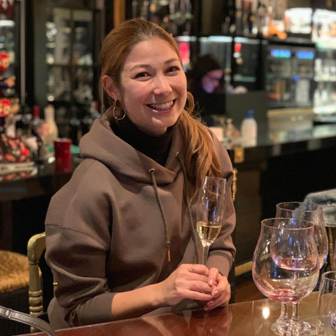 井澤エイミーのインスタグラム：「【すっかり冬ですね】 ワインが仕事、仕事が趣味。 来年は試験勉強とか強化して、レベルアップした資格を取得する事にしました。 手に職を、ってね(ﾟ∀ﾟ)  #lovemeasiam #sweatshirt #napa #yountville #wine #winetasting #tastingroom #jcbwines」