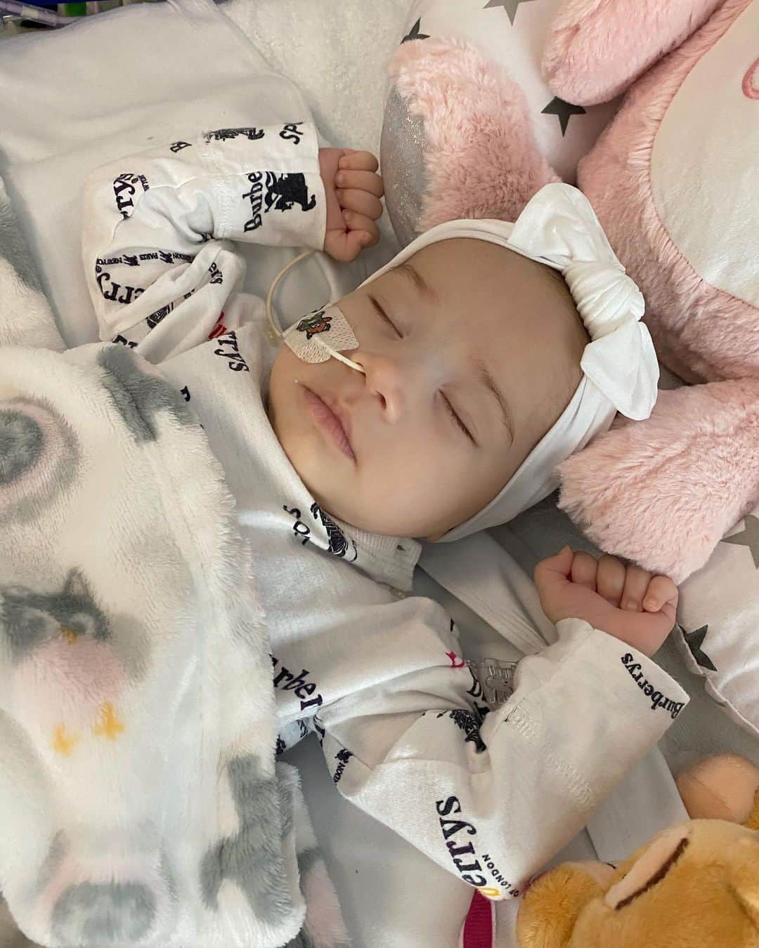 アシュリー・ケインさんのインスタグラム写真 - (アシュリー・ケインInstagram)「The Champ Is Here!!! 💪🏼👶🏼💪🏼 . Azaylia returned back from surgery with her arms raised and both fists clenched like a true champ for sure!!! ✊🏼👶🏼✊🏼 . The days get harder but our bond grows stronger and it’s a fact that you don’t realise how strong you are until being strong is your only option! 💯❤️ . #letsgochamp #azayliadiamondcain #leukemiawarrior #leukemiaawareness #leukaemia」11月15日 23時41分 - mrashleycain