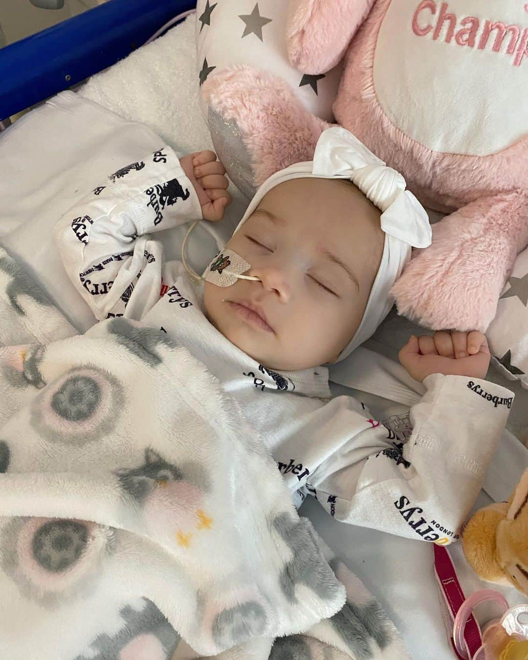 アシュリー・ケインさんのインスタグラム写真 - (アシュリー・ケインInstagram)「The Champ Is Here!!! 💪🏼👶🏼💪🏼 . Azaylia returned back from surgery with her arms raised and both fists clenched like a true champ for sure!!! ✊🏼👶🏼✊🏼 . The days get harder but our bond grows stronger and it’s a fact that you don’t realise how strong you are until being strong is your only option! 💯❤️ . #letsgochamp #azayliadiamondcain #leukemiawarrior #leukemiaawareness #leukaemia」11月15日 23時41分 - mrashleycain