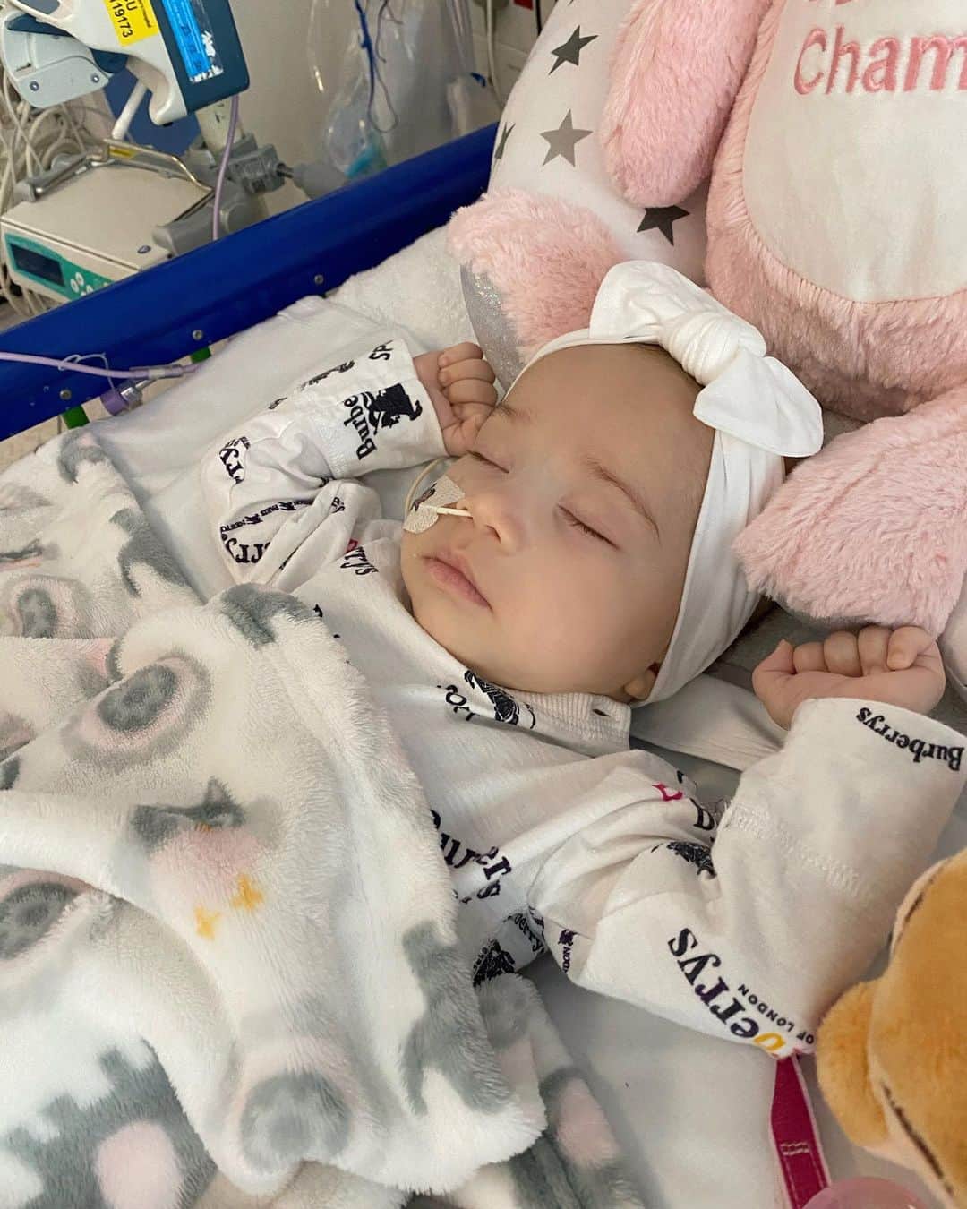 アシュリー・ケインさんのインスタグラム写真 - (アシュリー・ケインInstagram)「The Champ Is Here!!! 💪🏼👶🏼💪🏼 . Azaylia returned back from surgery with her arms raised and both fists clenched like a true champ for sure!!! ✊🏼👶🏼✊🏼 . The days get harder but our bond grows stronger and it’s a fact that you don’t realise how strong you are until being strong is your only option! 💯❤️ . #letsgochamp #azayliadiamondcain #leukemiawarrior #leukemiaawareness #leukaemia」11月15日 23時41分 - mrashleycain